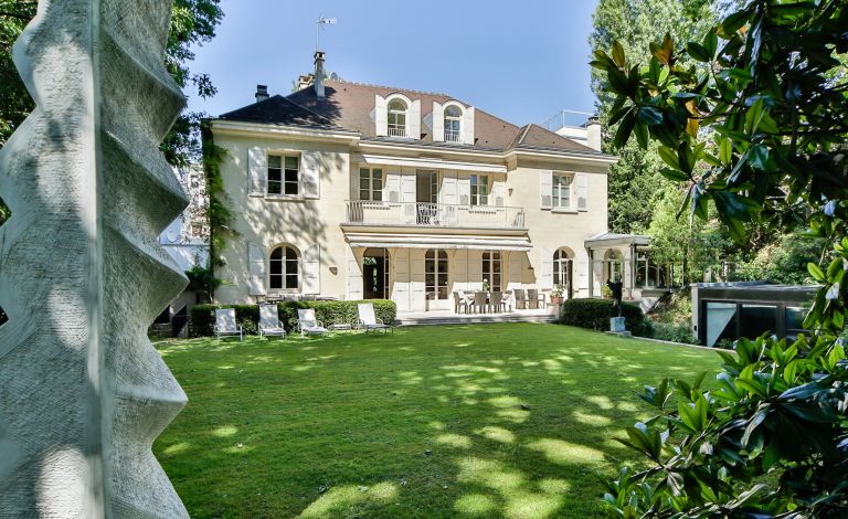 Villa For Sale In Paris